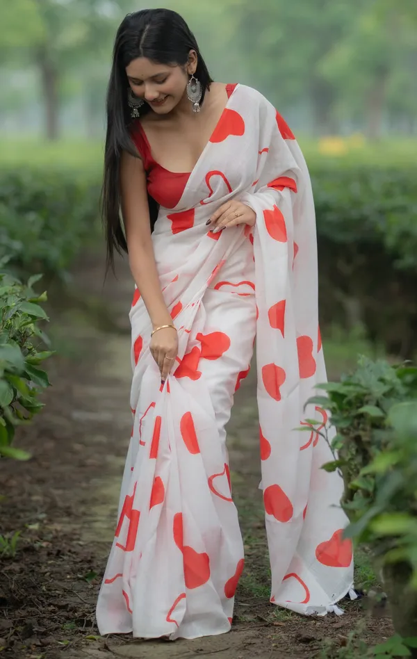 Lovely_White_Color_Heart_Printed_Valentine_Special_Cotton_Linen_Saree_With_Delightful_Blouse_Piece