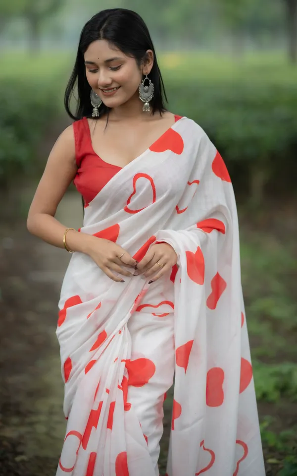 Lovely_White_Color_Heart_Printed_Valentine_Special_Cotton_Linen_Saree_With_Delightful_Blouse_Piece
