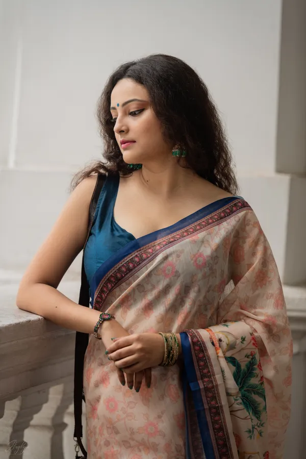 Off-white_and_Rust_colour_Linen_Saree_(With_Unstitched_Blouse_Piece)_(For_Women)