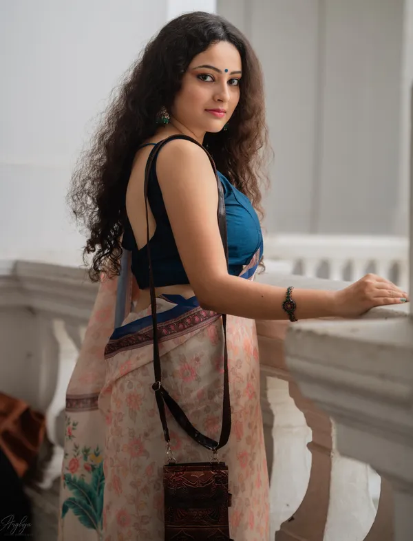 Off-white_and_Rust_colour_Linen_Saree_(With_Unstitched_Blouse_Piece)_(For_Women)