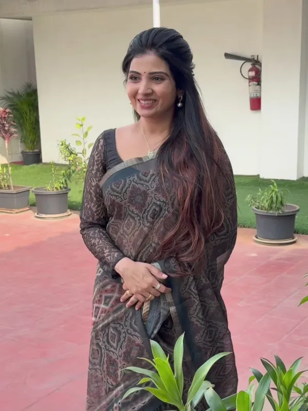 Latest_Lilen_Cotton_Gold_Jari_Border_Saree