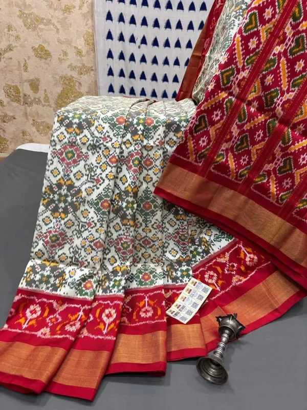 Pochampalli_Designer_And_Dolla_Silk_Fabric_Sarees