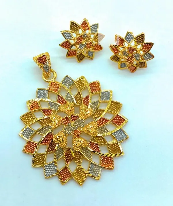 Gold_Plated_Pendant_With_Earring