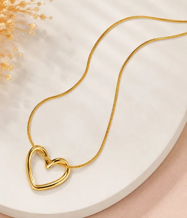 Golden_Anti_Tarnish_Twisted_Heart_Pendant_Locket_Love_Heart_Necklace_With_Chain_For_Women's_&_Girls_|_Aesthetic_Jewellery_Neck_Chain_Locket_Necklace_for_Girls