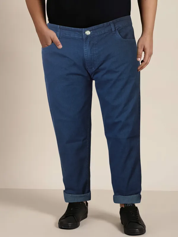 Confidence_in_Every_Curve:_Plus_Size_Jeans