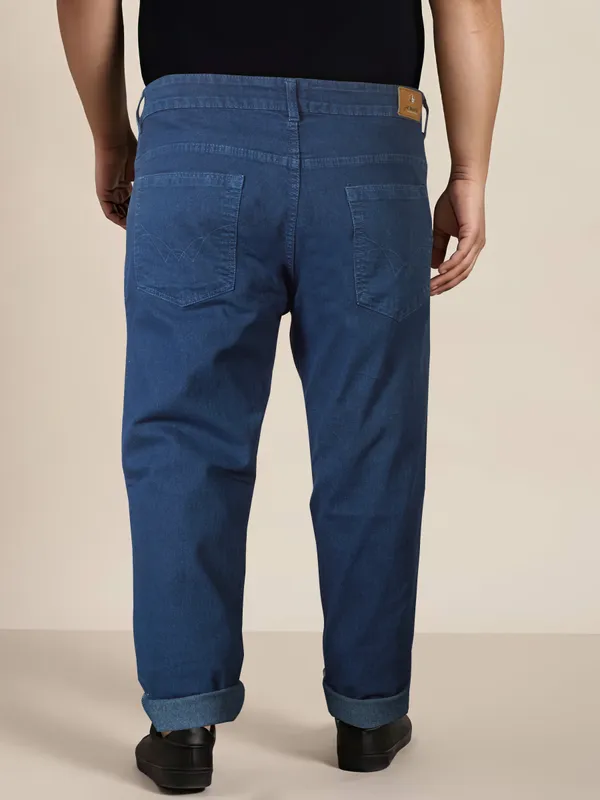 Confidence_in_Every_Curve:_Plus_Size_Jeans