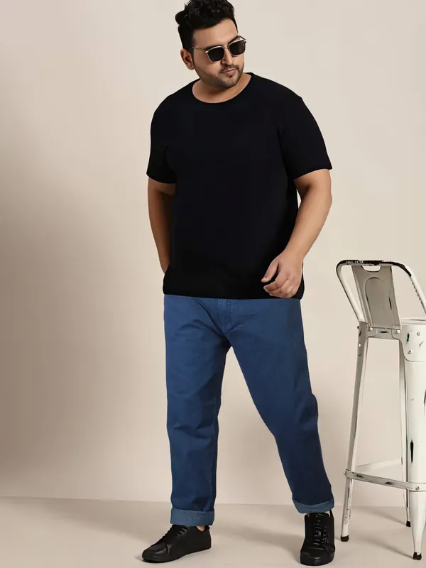 Confidence_in_Every_Curve:_Plus_Size_Jeans