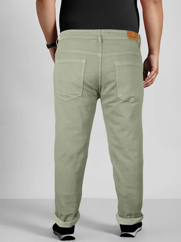 Confidence_in_Every_Curve:_Plus_Size_Jeans