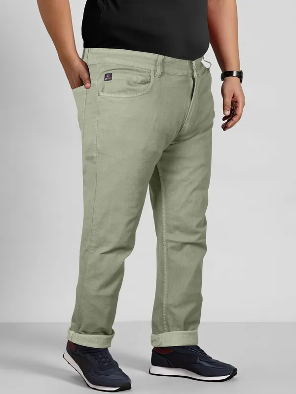 Confidence_in_Every_Curve:_Plus_Size_Jeans