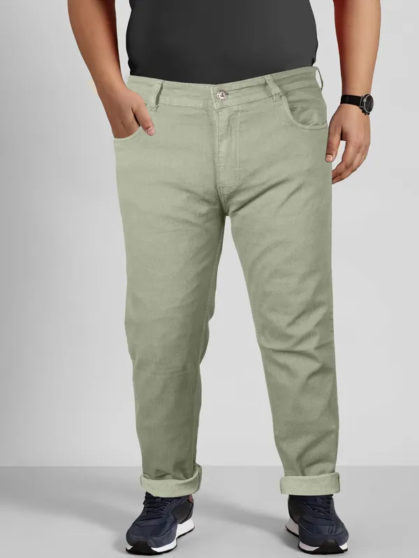 Confidence_in_Every_Curve:_Plus_Size_Jeans
