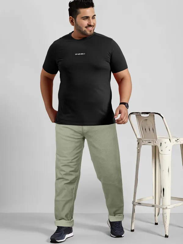 Confidence_in_Every_Curve:_Plus_Size_Jeans