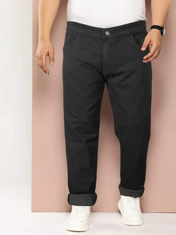 Embrace_Your_Curves:_Stylish_Plus_Size_Denim