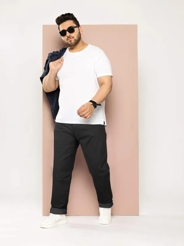 Embrace_Your_Curves:_Stylish_Plus_Size_Denim