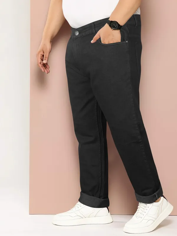 Embrace_Your_Curves:_Stylish_Plus_Size_Denim