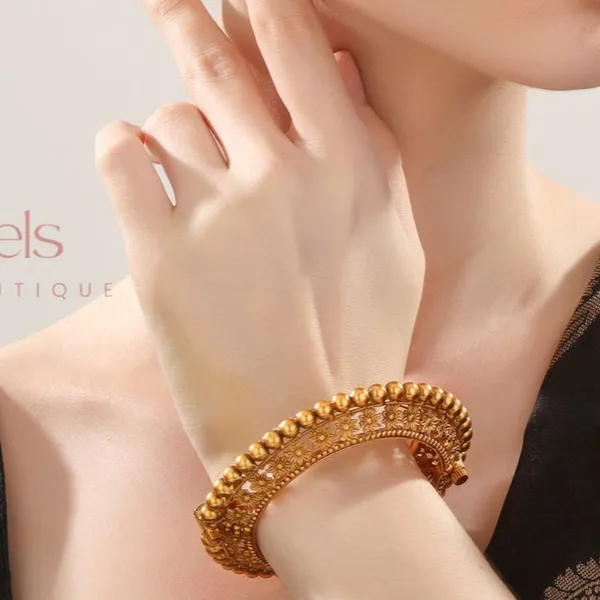 Antique_Matt_Gold_Plated_Flower_Look_Pacheli_Bangles