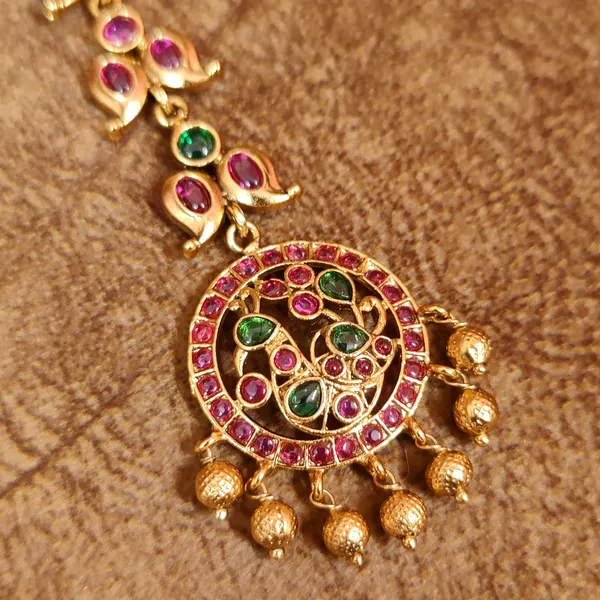 GOLD_LOOK_MULTICOLOUR_KEMPU_STONE_MAANG_TIKKA