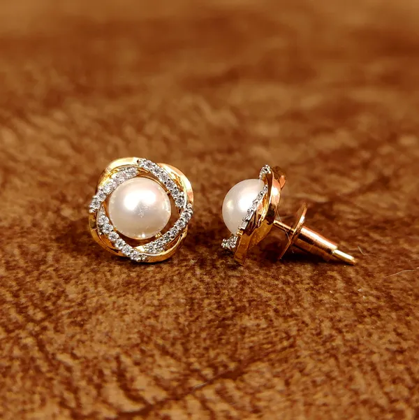 Pearl_Studded_Gold_Plated_Diamond_Look_Studs