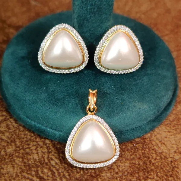 TRIANGLE_SHAPED_AD_GOLD_PLATED_SHELL_PEARL_PENDANT_SET