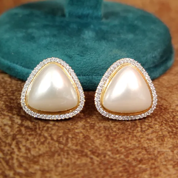 TRIANGLE_SHAPED_AD_GOLD_PLATED_SHELL_PEARL_PENDANT_SET