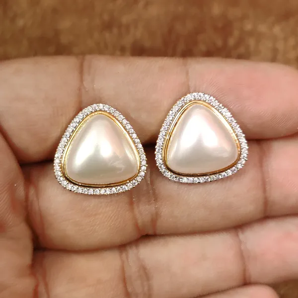 TRIANGLE_SHAPED_AD_GOLD_PLATED_SHELL_PEARL_PENDANT_SET