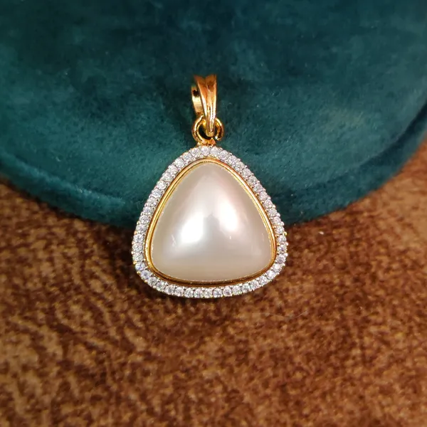 TRIANGLE_SHAPED_AD_GOLD_PLATED_SHELL_PEARL_PENDANT_SET