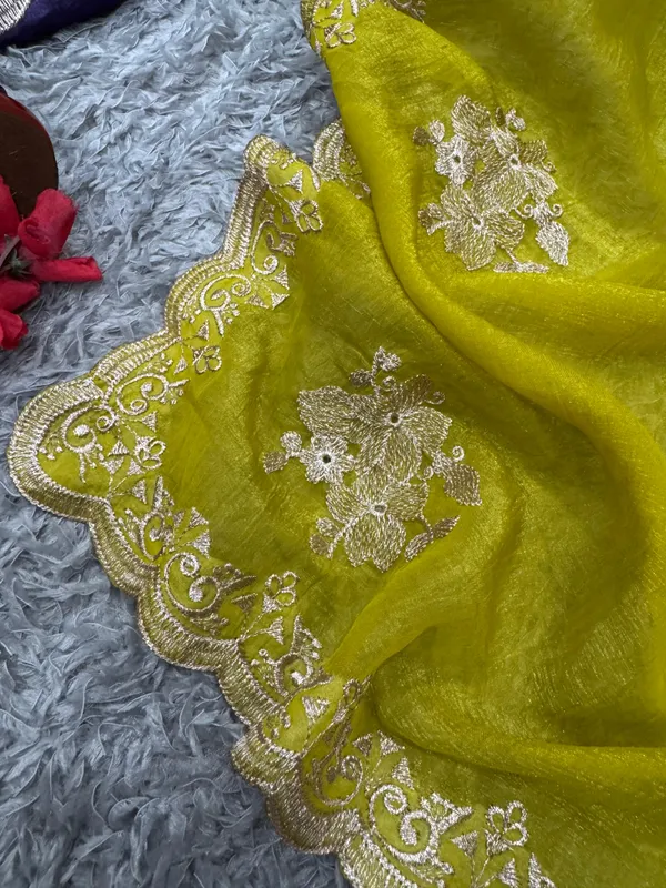 Perot_Crush_Silk_Floral_Embroidered_Saree