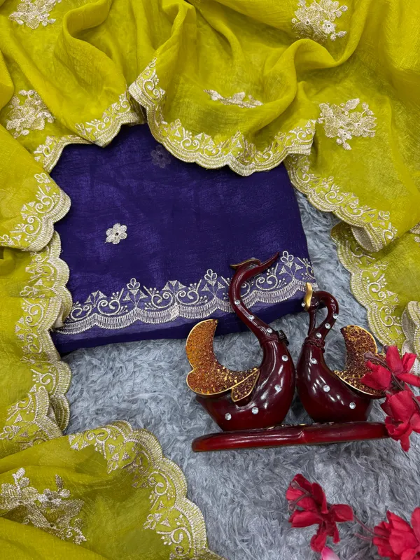 Perot_Crush_Silk_Floral_Embroidered_Saree