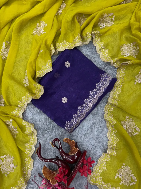 Perot_Crush_Silk_Floral_Embroidered_Saree