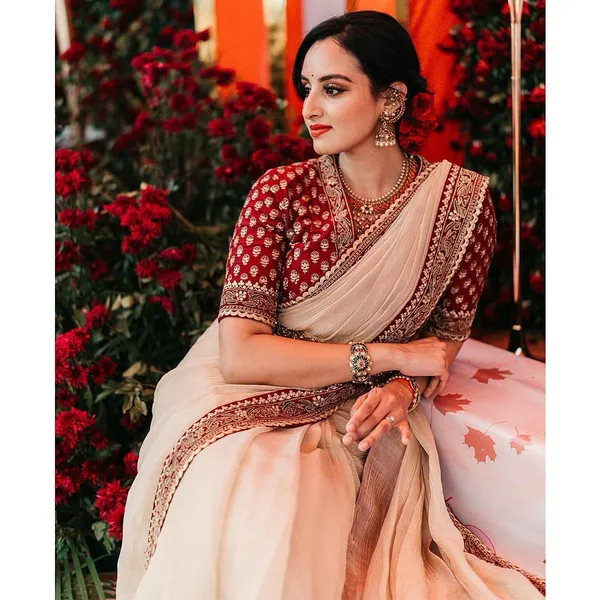 Gold_dual-tone_Crush_Silk_Embroidered_Saree