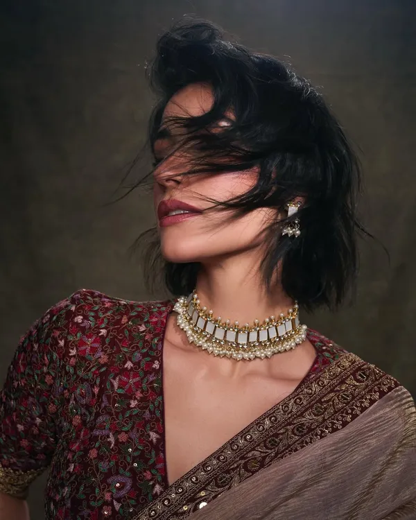 Gold_dual-tone_Crush_Silk_Embroidered_Saree