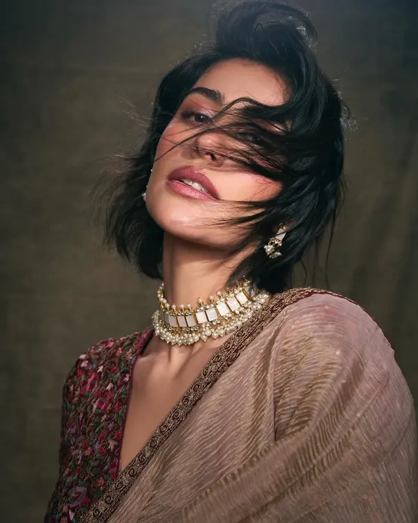 Gold_dual-tone_Crush_Silk_Embroidered_Saree