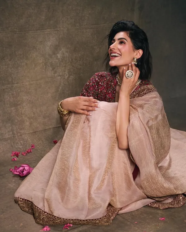 Gold_dual-tone_Crush_Silk_Embroidered_Saree