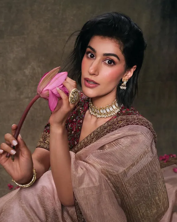 Gold_dual-tone_Crush_Silk_Embroidered_Saree