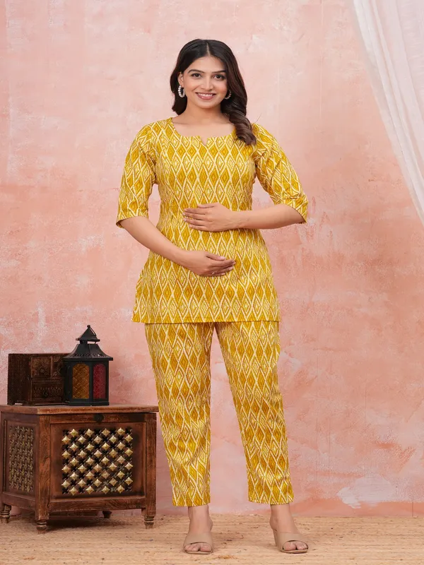 Yellow_ziczack_feeding_cord_set