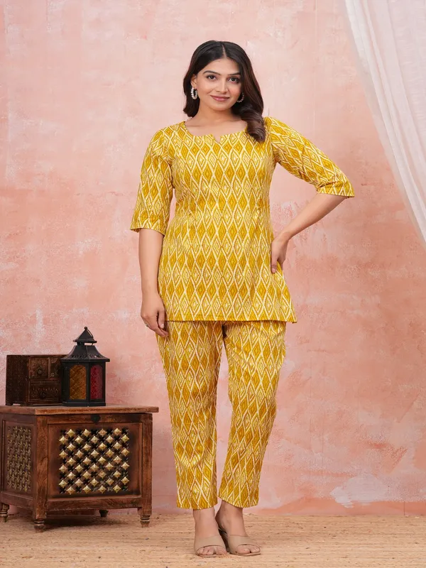 Yellow_ziczack_feeding_cord_set
