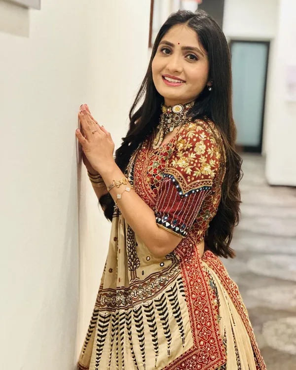 Cream_Lehngha_Choli_With_Mirror_Work_And_Attached_Maroon_Dupatta_With__Blouse_Piece