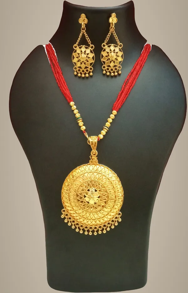 Assamese_Traditional_Gold_Plated_Japi_With_Red_Tassel_Jewellery_Set_For_Women