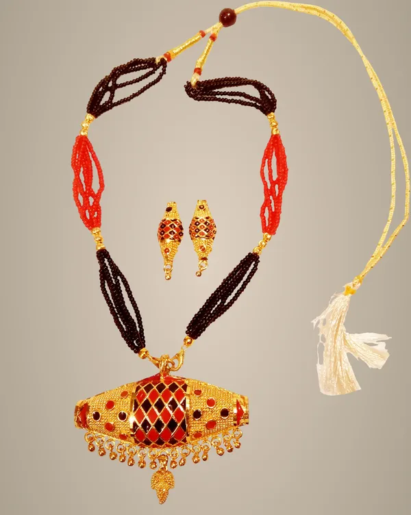 Assamese_Traditional_Gold_Plated_Red_Black_Colour_Dhulabari_Tassel_Jewellery_Set_For_Women