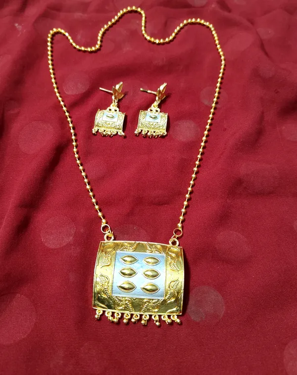 Assamese_Traditional_Gold-Silver_Biscuit_With_Ball_Chain_Bm