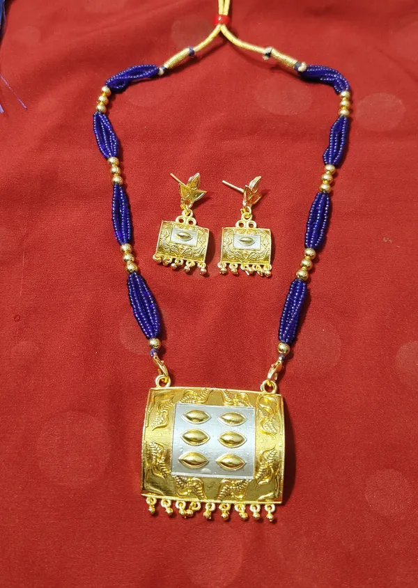 Assamese_Traditional_Gold-Silver_Biscuit_With_Kd_Blue_Tassel_Bm