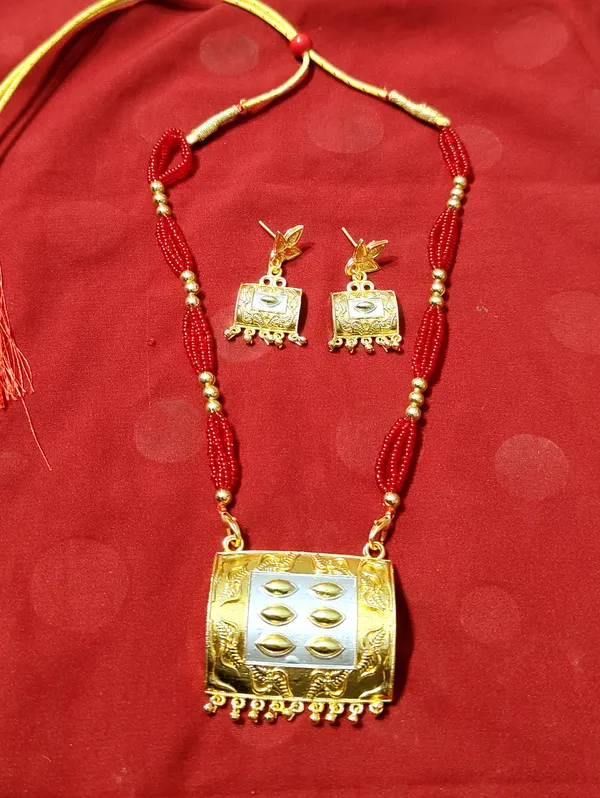 Assamese_Traditional_Gold_-Silver_Red_Biscuit_With_Kd_Red_Tassel_Bm