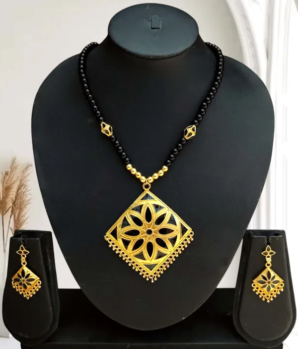 Assamese_Traditional_Black_Ball_Moni_Tassel_Jewellery_Set