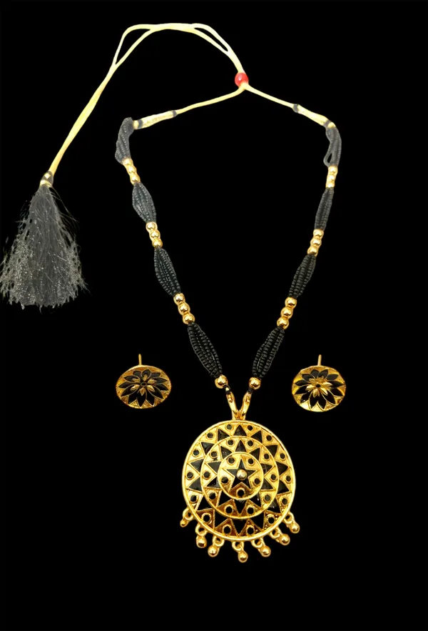 Assamese_Traditional_Black_Japi_With_Tassel_Jewellery_Set