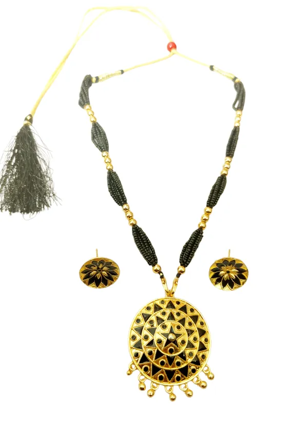 Assamese_Traditional_Black_Japi_With_Tassel_Jewellery_Set