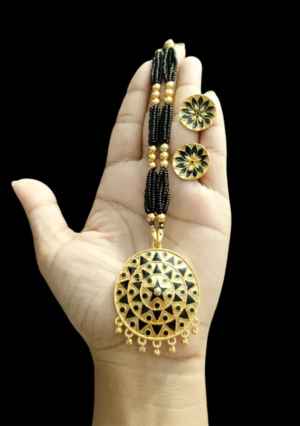 Assamese_Traditional_Black_Japi_With_Tassel_Jewellery_Set