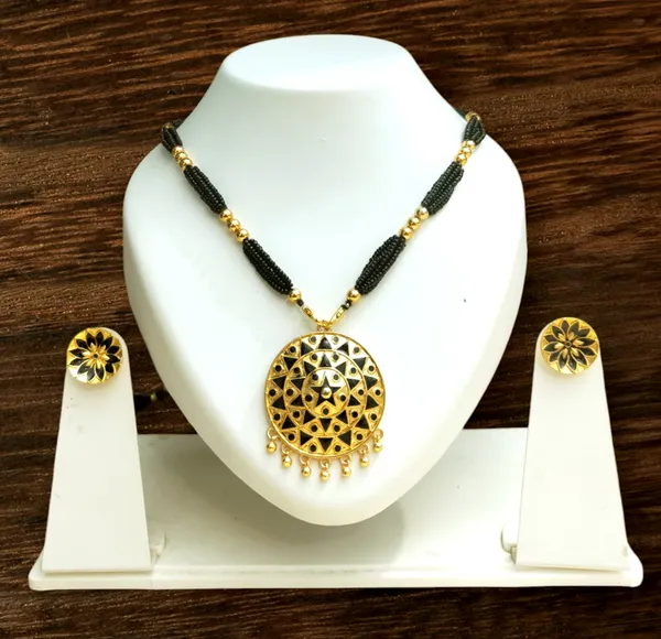Assamese_Traditional_Black_Japi_With_Tassel_Jewellery_Set
