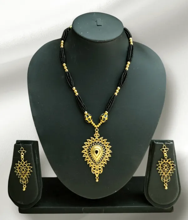 Assamese_Traditional_Black_Dugdugi_With_Monimala_Tassel_Jewellery_Set