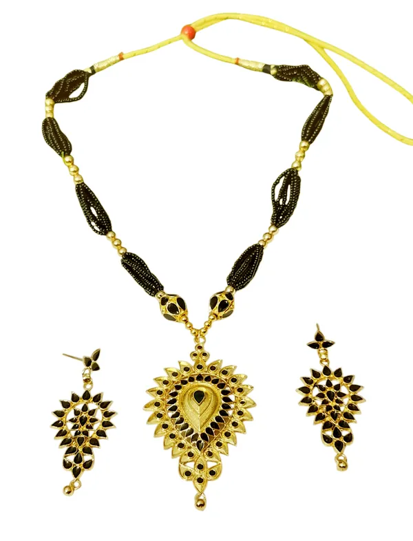 Assamese_Traditional_Black_Dugdugi_With_Monimala_Tassel_Jewellery_Set