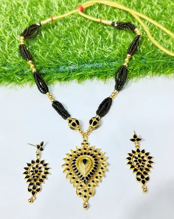 Assamese_Traditional_Black_Dugdugi_With_Monimala_Tassel_Jewellery_Set