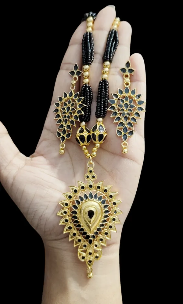 Assamese_Traditional_Black_Dugdugi_With_Monimala_Tassel_Jewellery_Set